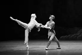 快来看32个单腿转绝技! 《白毛女》下月杭州上演图片