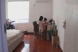 后妈只顾玩手机不做饭，八岁姐姐下厨为妹妹煮面视频封面