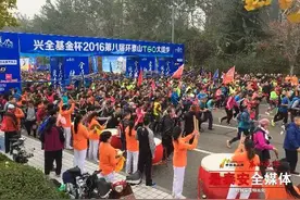 第八届环泰山T60大徒步今晨鸣枪！奥运冠军王峰、林伟宁现场领跑那人山人海的场面，你感受到了吗？图片