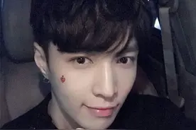 张艺兴《lose control》热销 新专签售会脸贴爱心图片