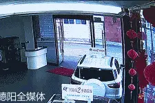 时尚美女店中偷车  得手后无法驾驭窘态百图片