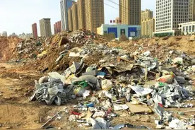 偷倒建筑垃圾被抓现行工程车司机仓皇弃车逃图片
