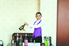 滴酒不沾乖乖女苦练成“调酒状元”图片