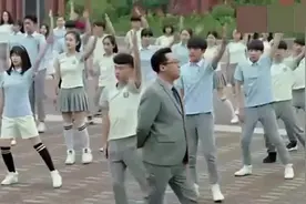 广播体操班小松乱入女生队伍，还大喊一声“邬童”大家都视频封面