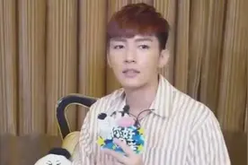 炎亚纶真的很有梗，糟了，是心动的感觉！快放我下车啊````