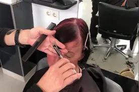 60岁大妈挑战齐刘海，一剪刀下去，看着年轻又漂亮！