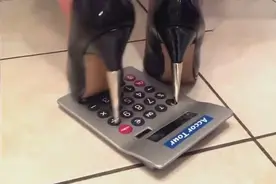 女子为了显示高跟鞋有多厉害，不惜踩碎计算器视频封面