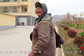 这个工作满身灰尘不一般，农村76岁老人一天能干一万斤，挣辛苦钱视频封面
