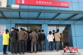 西安首条“地上地下”地铁线路试运营图片