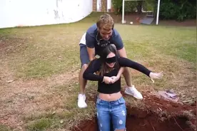 国外爆笑街头恶搞：男子将蒙眼女友带入坑里，感觉快发疯了视频封面