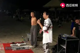 广州流浪歌手阿龙在湛江演唱《朋友别哭》，深情感动全场观众视频封面