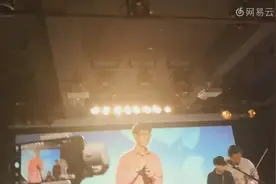 房东的猫live现场小哥哥求婚～帅的雅痞～视频封面