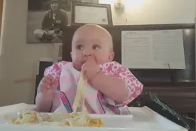 不足周岁的宝宝，被妈妈当小狗一样喂养，网友：这是你亲生的吗？