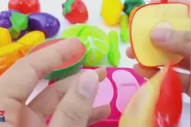 学习水果蔬菜：唱歌谣切西瓜切苹果