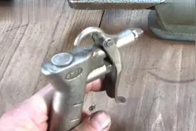 看看小伙是怎么翻新旧工具的，第一次见，要多学学