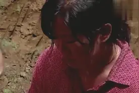 母女一同掉进深坑，白眼狼女儿踩着母亲肩膀逃走，却不顾母亲死活