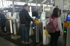 刷脸就能检票上火车！实拍高铁站旅客人脸识别进站坐火车视频封面