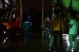 建筑施工现场实拍丨夜间混凝土罐车配合泥工浇筑地铁剪力墙混凝土视频封面