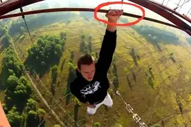 各种高空极限挑战失败的现场录像！恐高症就别进来了！看完腿发抖视频封面