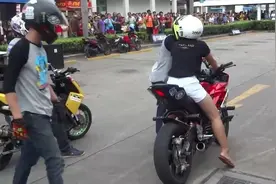 小姐姐坐了这次摩托车之后，还敢玩摩托吗？视频封面