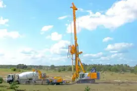 我们打桩先放钢筋笼再浇混凝土，外国人相反先浇混凝土再放钢筋笼