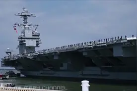 航母进港时甲板两边为什么要站这么多人？视频封面