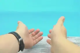 开饮料没有开瓶器怎么办？学会这招，一张纸就能搞定