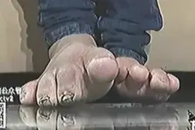 大脚美女赤脚行走街头遭人嘲笑视频封面