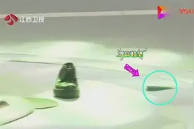 薛之谦费玉清大张伟三人同台，薛之谦不小心露了增高鞋垫，笑死了视频封面