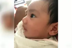 炫娃狂魔！张震岳晒儿子侧颜照大眼睛灵动可爱