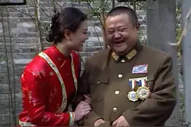 傻儿司令：樊鹏举和美女金小凤嬉戏打闹，手下乱入打乱了这段幸福视频封面
