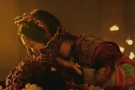 看她吞口水的样子，就知道起码饿了一周了