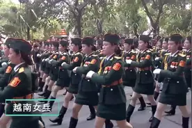 越南女兵模仿中国女兵正步分列式阅兵，这差距简直让人太尴尬视频封面