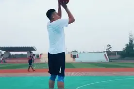 篮球很多人问我投三分或跳投用不上劲？几个方面，有可能你年龄小 胳膊没劲，或者下肢力量没用上，会正确动作才行