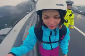 「一言不合就跳桥」一外国妹子在湖南矮寨大桥玩起了低空跳伞视频封面