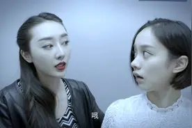 女孩被困电梯尿急憋不住，她居然就地解决视频封面