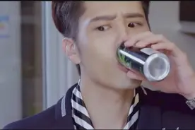 富少回家拿起水就喝，当他看见冰箱上的字时，居然全吐了视频封面