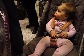 9个月萌宝坐飞机去旅游，对各种新鲜事物都很好奇的样子萌翻了