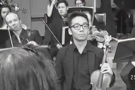 在弦乐团中不看指挥的后果？小伙子我觉得你很“优秀”啊！视频封面