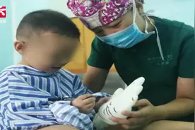 男童做手术哭闹不配合打麻药，贴心护士陪画怪兽安抚恐惧情绪视频封面
