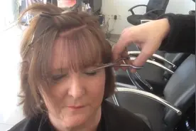 微胖大姐挑战齐刘海，一点点剪下去后，看着可爱又显年轻！