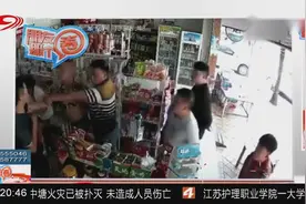 可怕的小学生！在店门前撒尿被老板踹，之后叫人持铁棍打人砸店视频封面