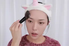 妹子长得就好看，化了个炼瓦色系妆容，温柔可爱，很受男生喜欢视频封面