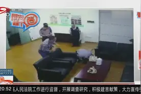 银行员工正在开晨会，突然从天花板掉下一条巨大的蟒蛇！吓坏了视频封面