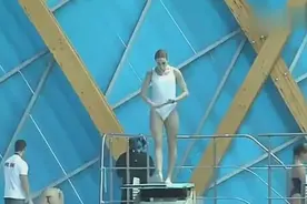 跳水运动员白色泳装闪亮登场，落水好尴尬！视频封面