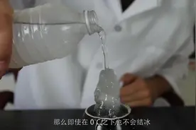 男子把冰箱中的矿泉水拿出来一倒，瞬间结冰，这是什么原理？