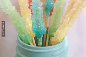 把牙签全插入五颜六色的水中，拔出来后直接哭了！图片