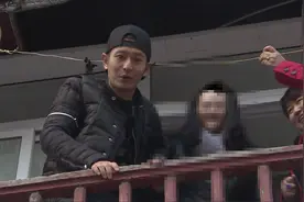 黄晓明回老家遇初恋 女方全程被"打码"图片