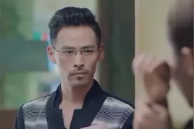 女警正要骑摩托回家，流氓上来搭讪，不料被她的眼神吓跑了视频封面