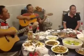 几位大哥酒桌上吉他弹唱一首《鸿雁》喜欢这种感觉，好听醉了视频封面